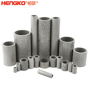 如果您對(duì)燒結(jié)不銹鋼濾管筒有任何疑問(wèn)，您會(huì)在這里找到答案。  一、什么是燒結(jié)不銹鋼濾管筒？    是通過(guò)加熱或加壓的燒結(jié)工藝制成的特殊金屬管。根據(jù)您需要的金屬類型，可以選擇燒結(jié)不銹鋼金屬管、燒結(jié)銅金屬管或燒結(jié)青銅金屬管。  二、燒結(jié)金屬管有哪些用途？ 1.食品和飲料行業(yè)：防止食物營(yíng)養(yǎng)成分被沖走，還可以過(guò)濾掉污染物。 2.水力發(fā)電廠為您工廠的渦輪機(jī)提供動(dòng)力。保持電力循環(huán)生產(chǎn)。 3.天然氣生產(chǎn)廠可以捕獲氣體中的小污染物。 4.化學(xué)加工工業(yè)過(guò)濾掉有害污染物，提高化學(xué)產(chǎn)品的效率。 5.石油工業(yè)消除污染物來(lái)提高石油產(chǎn)品的純度。 6.醫(yī)藥行業(yè)去除藥品中的污染物，并提高藥用價(jià)值     三、燒結(jié)金屬管的優(yōu)點(diǎn)是什么？ 1.材料堅(jiān)固形狀靈活    2.良好的滲透性     3.多種孔隙分布 4.性能穩(wěn)定可以應(yīng)對(duì)來(lái)自各種流體的高壓而不會(huì)變形。  5.機(jī)械強(qiáng)度高可以在高溫高壓等極其惡劣的環(huán)境中使用。 6.可以調(diào)整孔的大小    7.耐腐蝕和熱沖擊   8.設(shè)備易于清潔，無(wú)需長(zhǎng)時(shí)間關(guān)機(jī)。  四、選擇燒結(jié)金屬管時(shí)要注意以下幾點(diǎn)：  優(yōu)質(zhì)材料、溫度范圍、微米變化、耐腐蝕、納污能力、機(jī)械強(qiáng)度 需要的高強(qiáng)度（恒歌316不銹鋼濾管正反向流動(dòng)中提供相同的強(qiáng)度）      燒結(jié)金屬管的工作原理  五、什么材料可以制造燒結(jié)金屬管？ 1.燒結(jié)不銹鋼：高機(jī)械強(qiáng)度耐腐蝕，在高壓高溫中高效運(yùn)行不會(huì)損壞；  2.銅粉末燒結(jié)管屬不銹鋼替代品，耐腐蝕且經(jīng)濟(jì)實(shí)惠，但耐溫和強(qiáng)度較差；  3.鎳合金，適用于極端工作條件的燒結(jié)金屬管。     注：燒結(jié)、固化、退火有以下幾個(gè)方面的比較：  1.燒結(jié)：這是一種熱處理方法，會(huì)使粉末狀物質(zhì)形成整體材料，利用粉末中單個(gè)粒子之間發(fā)生的擴(kuò)散?？梢怨虘B(tài)和液態(tài)下發(fā)生。     金屬粉末  2.養(yǎng)護(hù)：是用來(lái)加速化學(xué)反應(yīng)的技術(shù)，適用于高分子及高分子材料復(fù)合。當(dāng)熱固性聚合物在室溫下無(wú)法在合理時(shí)間內(nèi)固化時(shí)，您將使用固化爐應(yīng)用高溫來(lái)實(shí)現(xiàn)固化過(guò)程。  （例如，當(dāng)您將預(yù)浸碳纖維覆蓋在模具上時(shí)可以固化它，使它保持模具的形狀，單體會(huì)在固化溫度下迅速反應(yīng)，從而形成熱固性聚合物，使預(yù)浸墊物質(zhì)變硬。）  3.退火：是一種熱處理技術(shù)，用于使用非常高的溫度來(lái)減輕物質(zhì)的應(yīng)力，降低處理物質(zhì)中原子間鍵內(nèi)的內(nèi)應(yīng)力和整體彈性能。此外，它是指金屬熱處理、高性能聚合物和陶瓷玻璃的術(shù)語(yǔ)。  （例如，您可以將冷軋鋼坯退火，制成另一種產(chǎn)品，當(dāng)內(nèi)部應(yīng)力不推薦時(shí)，例如在進(jìn)行機(jī)加工之前，您可使用此過(guò)程，機(jī)械加工通過(guò)去除材料來(lái)改變內(nèi)應(yīng)力的分布。     六、有哪些類型的燒結(jié)金屬管： 1.燒結(jié)多孔金屬管金屬管上的孔有助于過(guò)濾過(guò)程，運(yùn)營(yíng)成本低，但由于表面積小效率較低。     2.褶皺燒結(jié)金屬管表面積大于多孔金屬管，過(guò)濾效率高，但成本也高。     七、能清洗燒結(jié)金屬管嗎？ 建議定期清潔設(shè)備上累積的污染物提高效率，確保其經(jīng)久耐用并發(fā)揮最佳性能，延長(zhǎng)使用壽命。  在 Hengko我們將幫助您獲得合適的燒結(jié)不銹鋼濾管筒以滿足獨(dú)特的應(yīng)用要求。您有任何疑問(wèn)，請(qǐng)隨時(shí)聯(lián)系我們的團(tuán)隊(duì)。www.muji.sh.cn